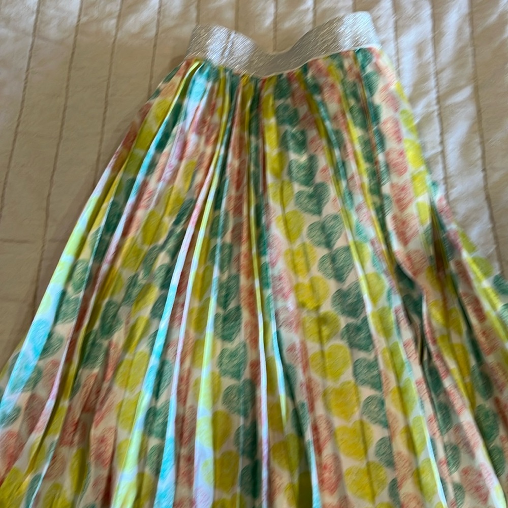 White pleated skirt with hearts